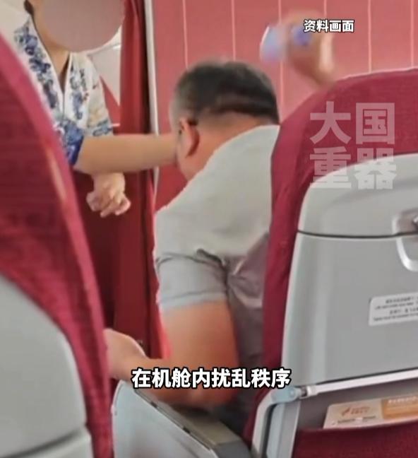 气人不？海航一航班上，一位男子花了150元办理升舱，不料空姐在发餐时，该男子发现