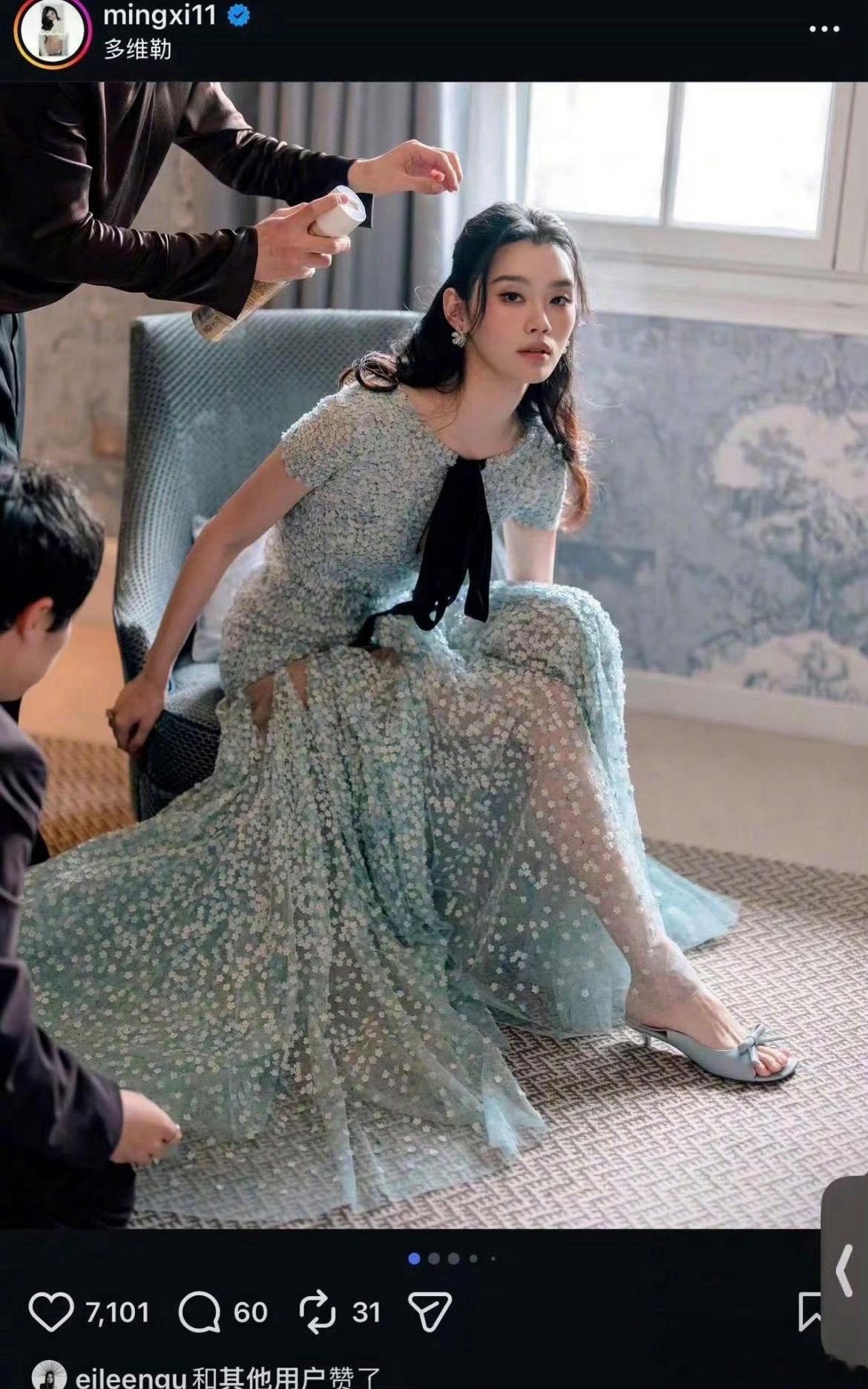 奚梦瑶在社交平台晒出与何猷君婚礼欢迎晚宴照片，两人与何猷君妈妈、奚梦瑶父母、一双