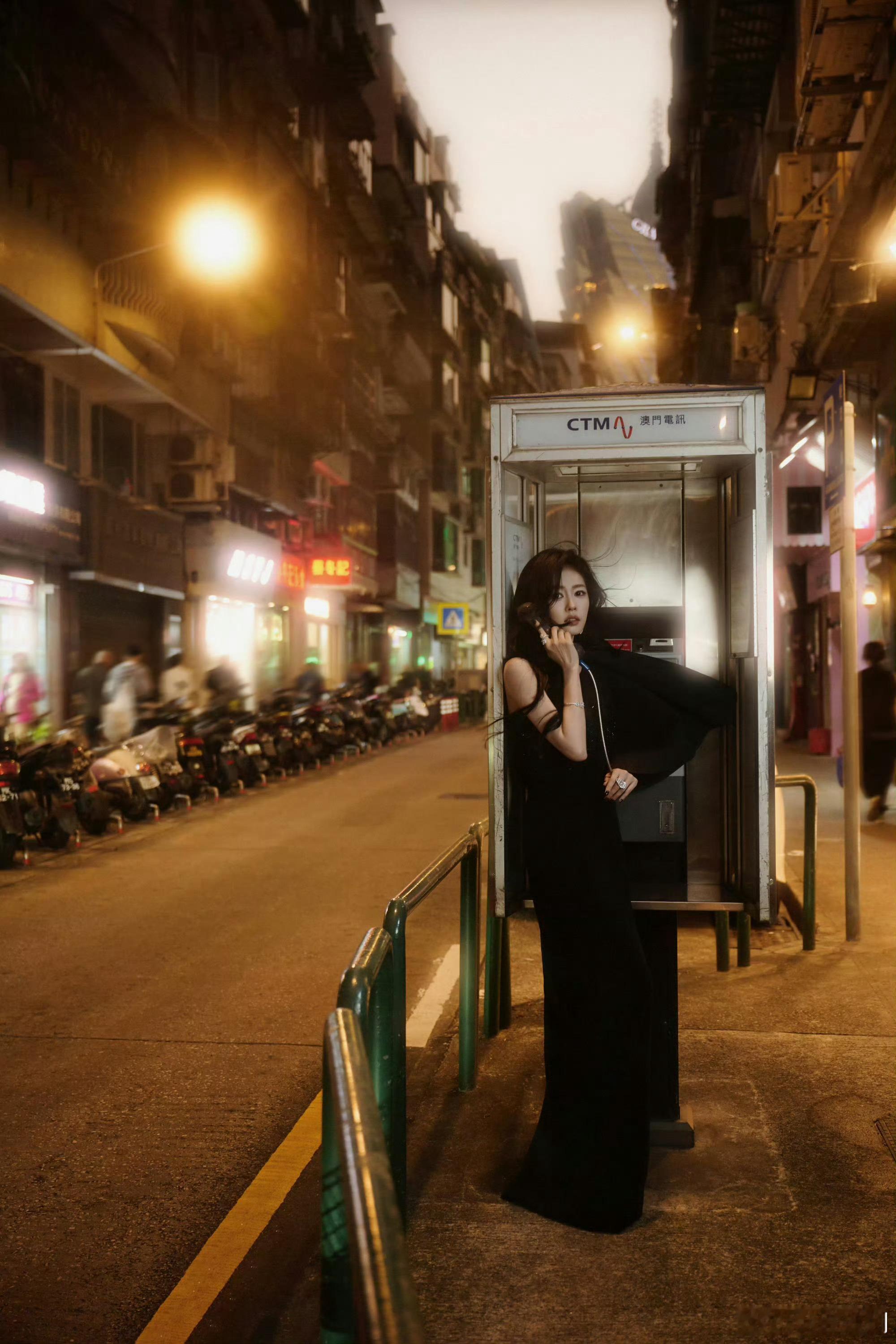 白鹿今日爱奇艺尖叫之夜红毯出图拍的真好！解锁Rami Al Ali 2025秋冬