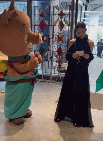 小猪妖可爱走出浪浪山的小猪妖太萌了！红毯上跟导演明星互动可爱到爆，迫不及待想在大