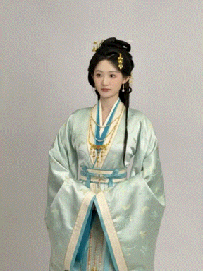 原来田曦薇扇的是杨雨潼 笑不活了，网友玩梗说这才是真正的巴掌脸，杨雨潼精致小脸挨