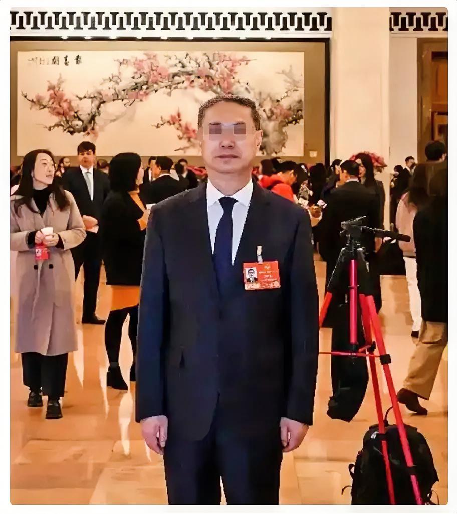 终于有人。
替打工人说话了。
政协委员周世虹建议废止劳务派遣制度，等于把三角用工