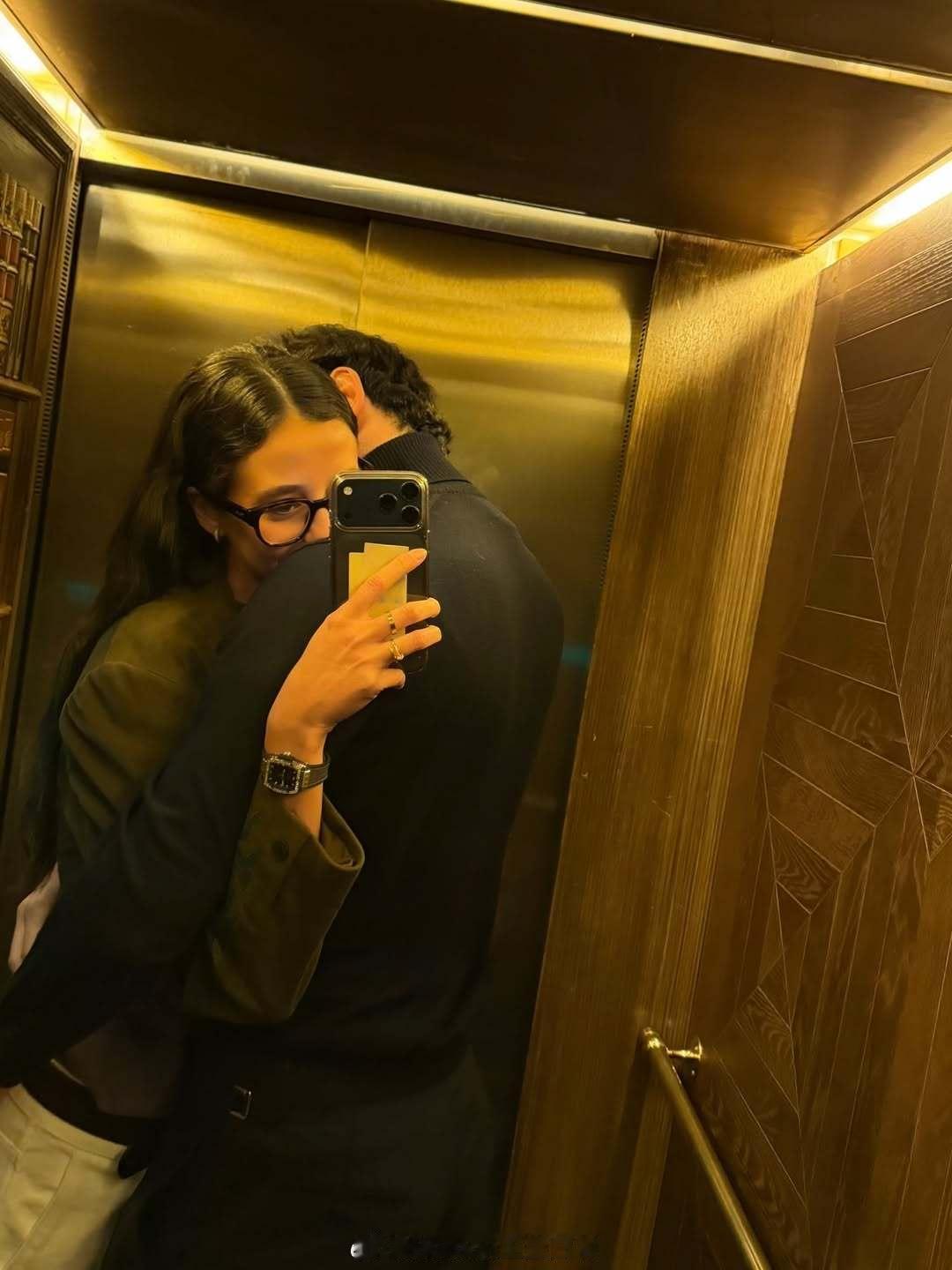 维妹ins秀恩爱，背着CHANEL 25bag，男友首次正脸出镜~~ 