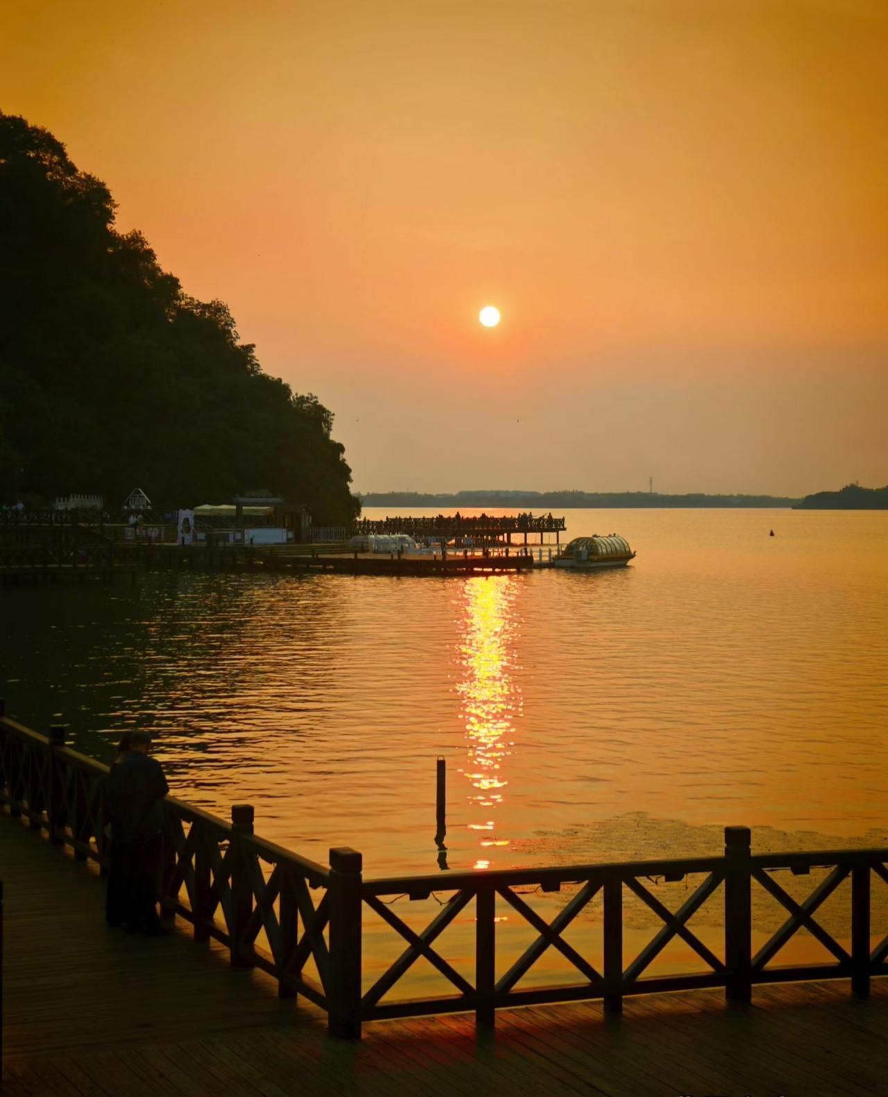 可以分享你手机里最美夕阳照吗落日缓缓沉向湖面，霞光铺满粼粼水波。站在岸边静静眺望