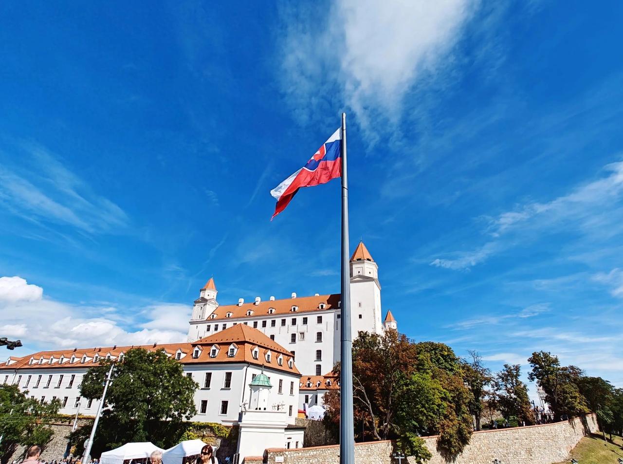 往枪口上撞？昨天制裁中企，今天就收到回礼了，一小国竟独占 4 家！

4 月 2