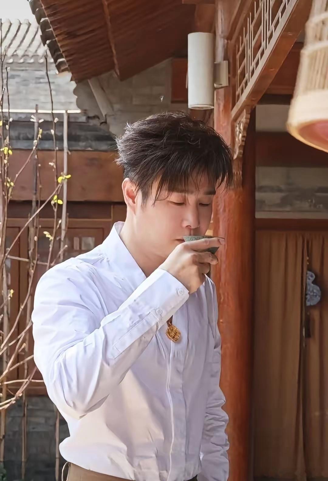 我有感觉，小沈阳在做人这一方面，真的很耿直，并没有无脑吹他的想法，而是他火了后，