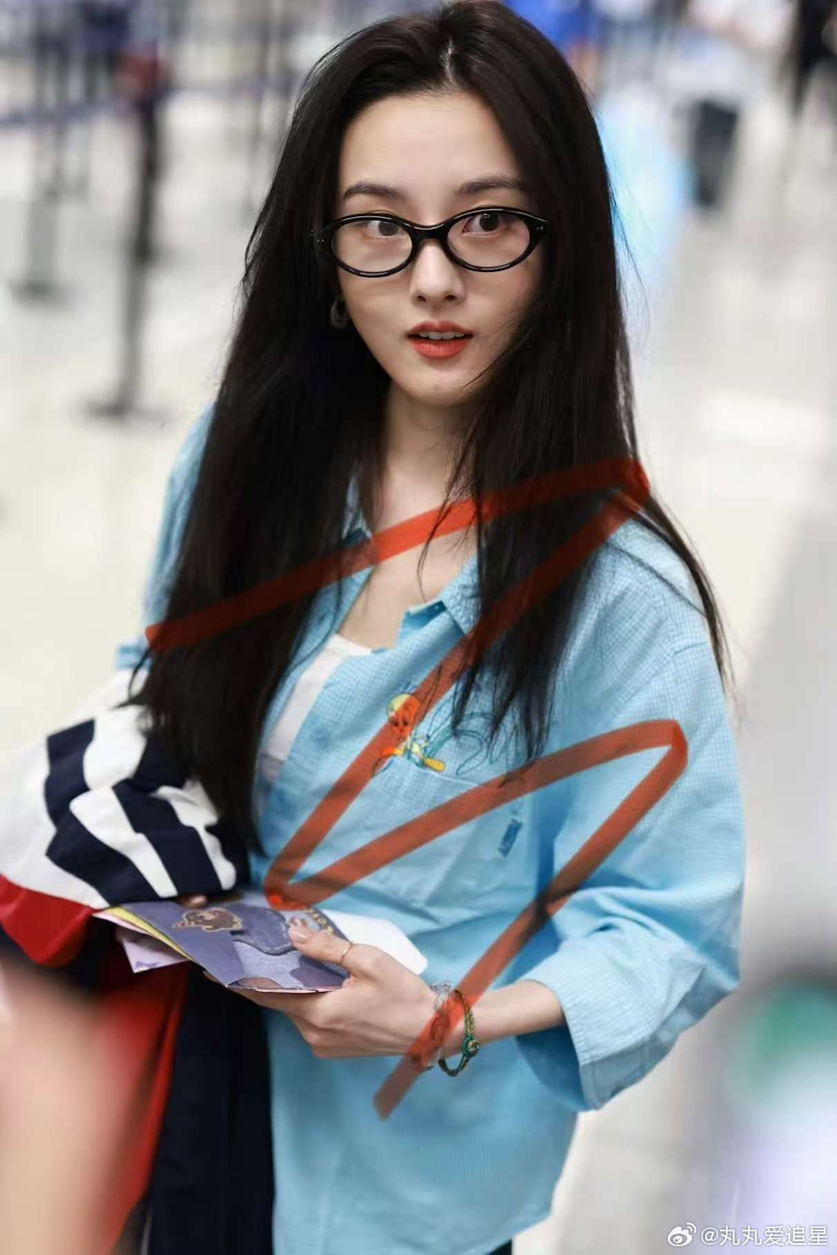 宋祖儿对待粉丝和代拍的差别 ​ 好想养好萌好萌宋祖儿这个不屑的表情看着好爽 ​​