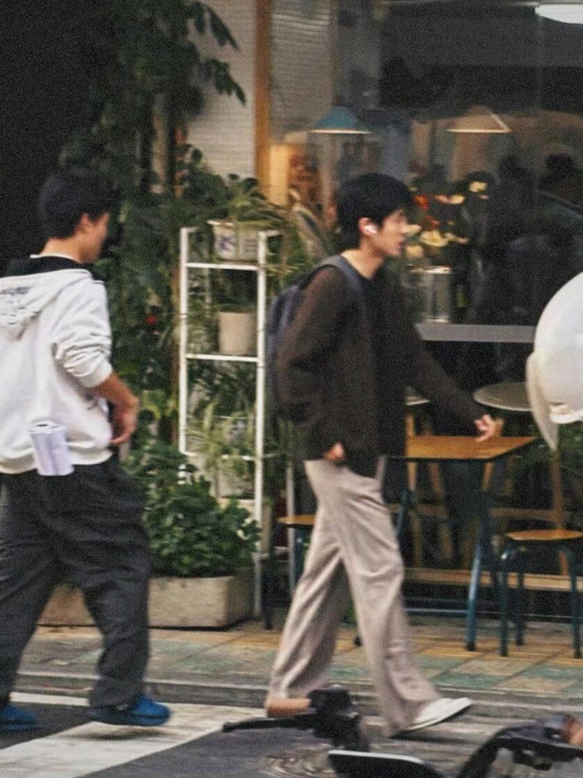 刘昊然在厦门夜市拍现偶日天弟弟你终于啊～谁懂啊！等了这么多年终于等到余淮小爷《最