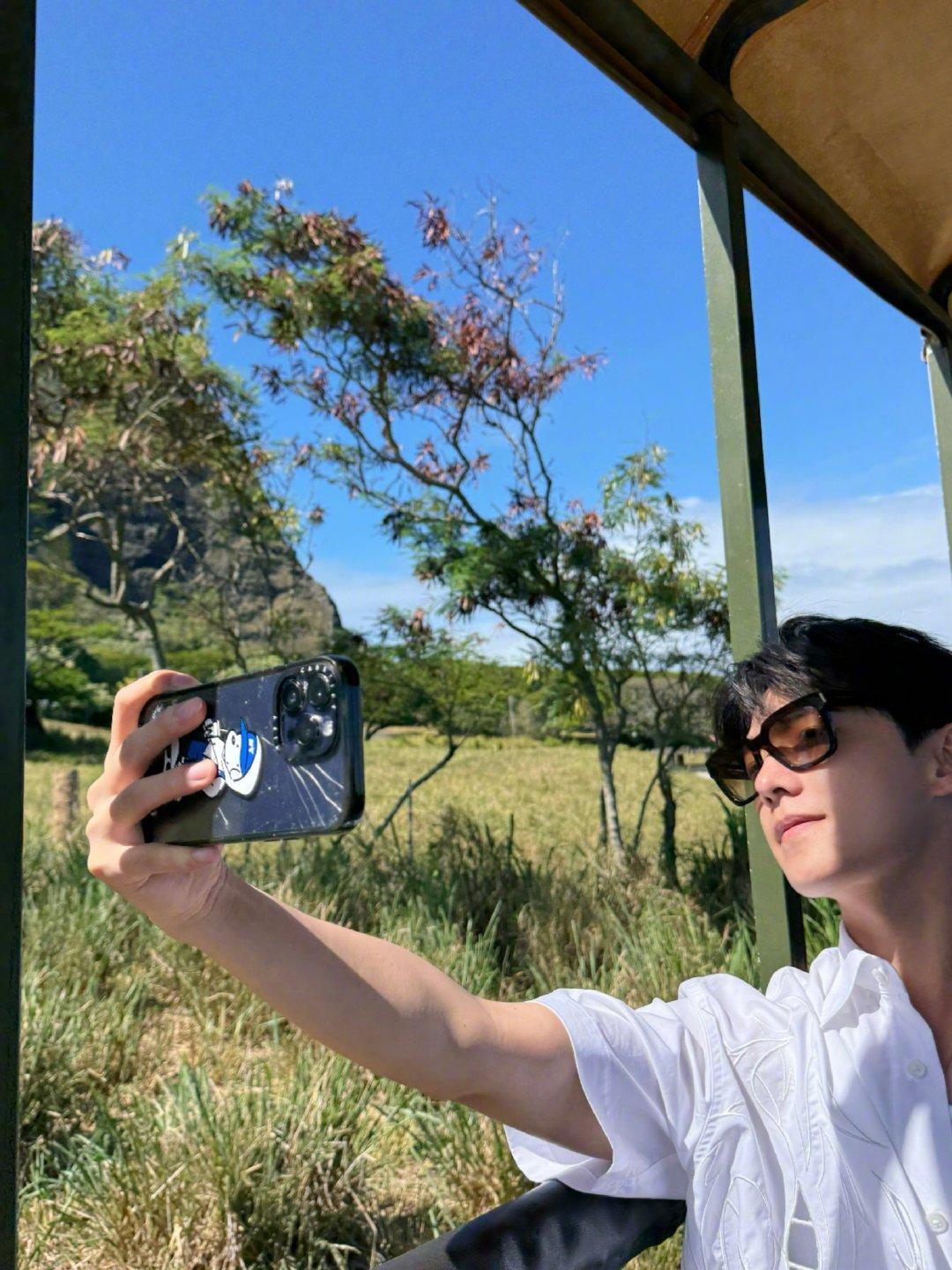 杨洋的手机壳一天比一天裂 笑发财了，面对这么帅气的照片，大家的关注点居然在手机壳