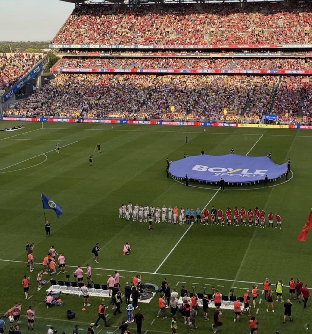 一场季前赛，一场玫瑰德比。超过8万名球迷涌入Croke Park，曼联与利兹联9