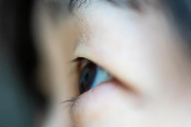 2025年11月，“何炅 最近谣传我有衰老焦虑”话题登顶热搜。在微博视界大会上，