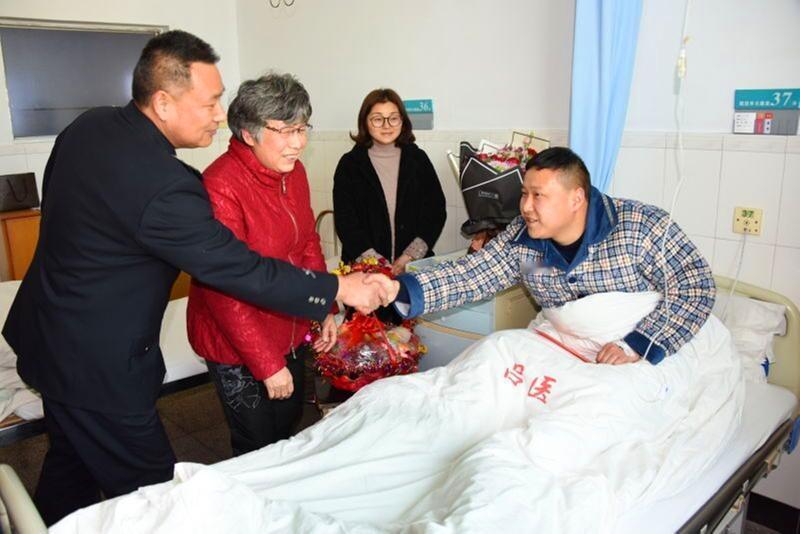 去年底在江苏苏州一家小超市，发生了暖心一幕。顾客张晓国结账时，老板娘免了他 1 