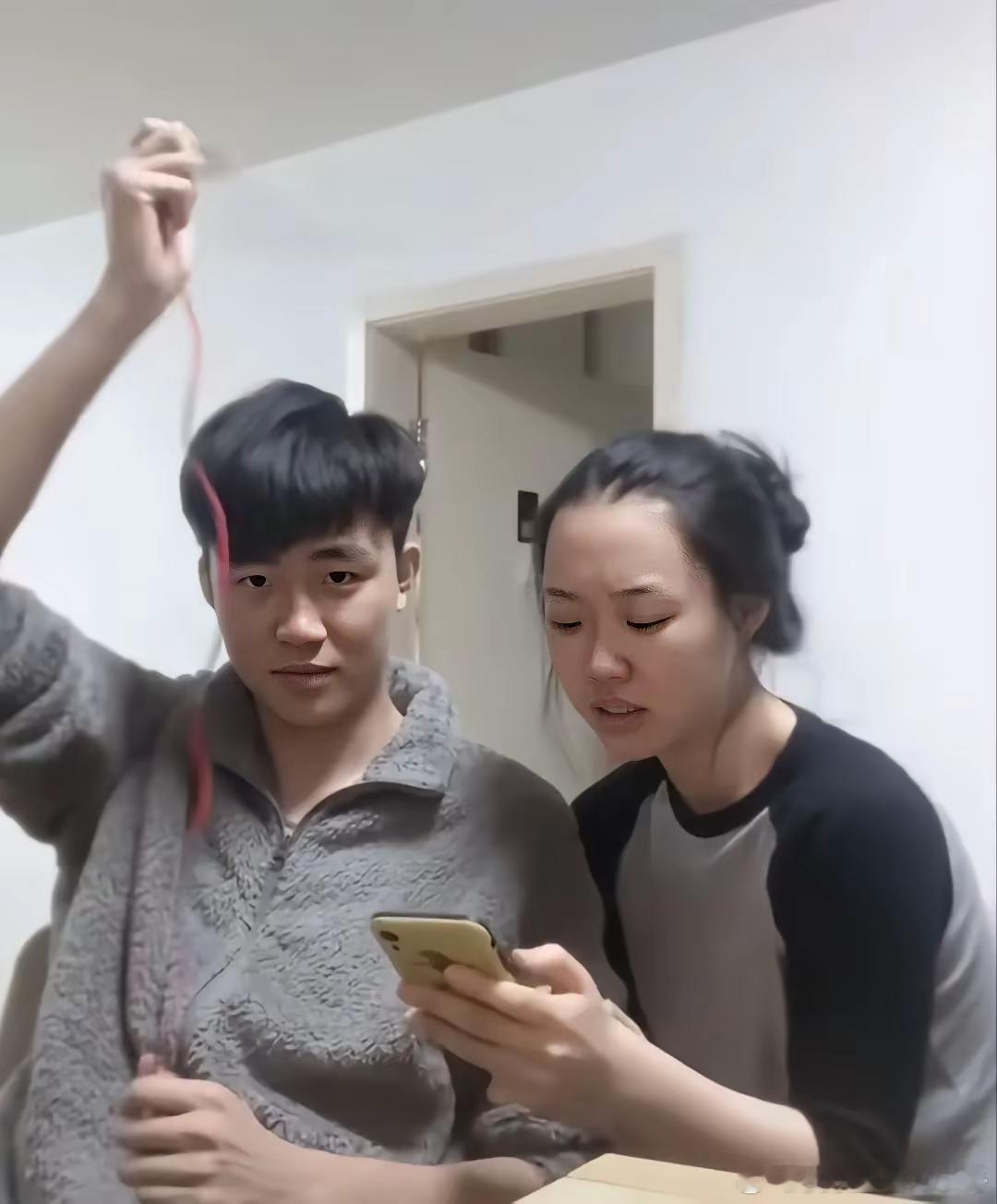 管乐和前男友王皓，看着好像是一对平凡的小情侣，可惜分手了。 ​​​