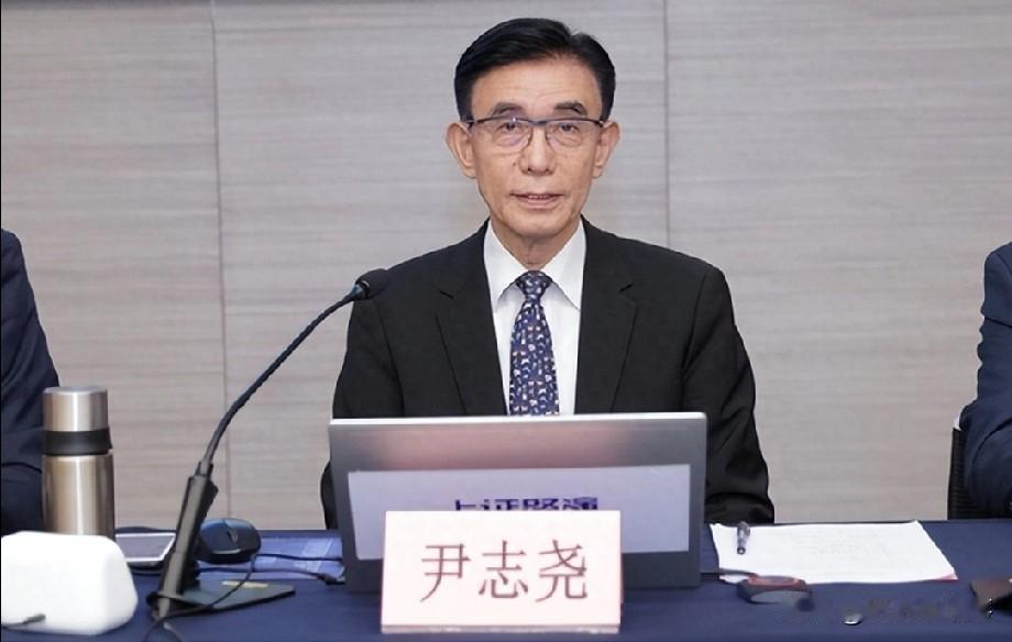 美国人最怕的事，还是发生了。
一个81岁的老头，尹志尧，在硅谷功成名就，拿着百万