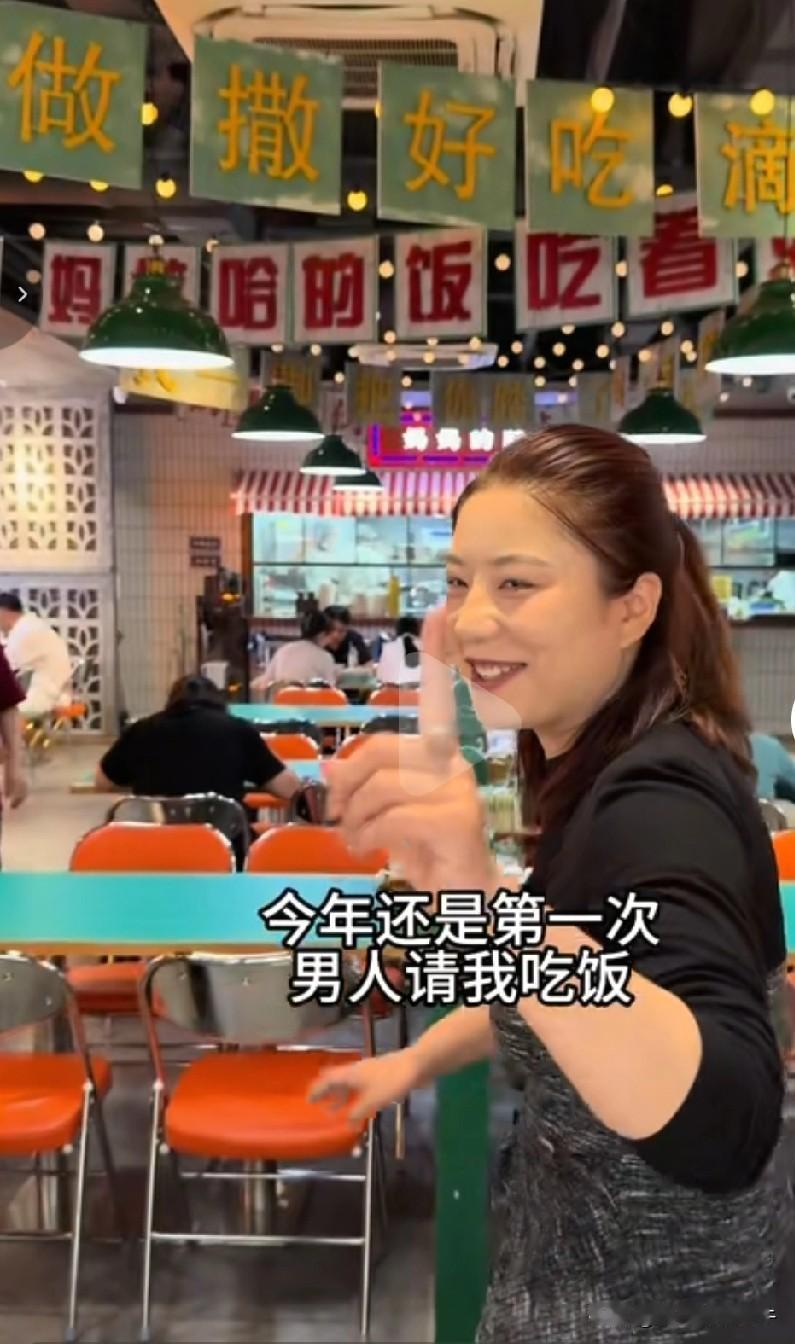穆萨五音不全都算不上，但对唱歌很执着，听的人起鸡皮疙瘩[捂脸]尤其唱秦腔，真的非