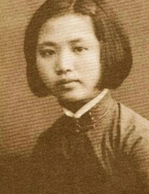 1942年，怀孕的楚青到上海执行任务，期间去投奔父亲詹克明，并在10月生下了一个