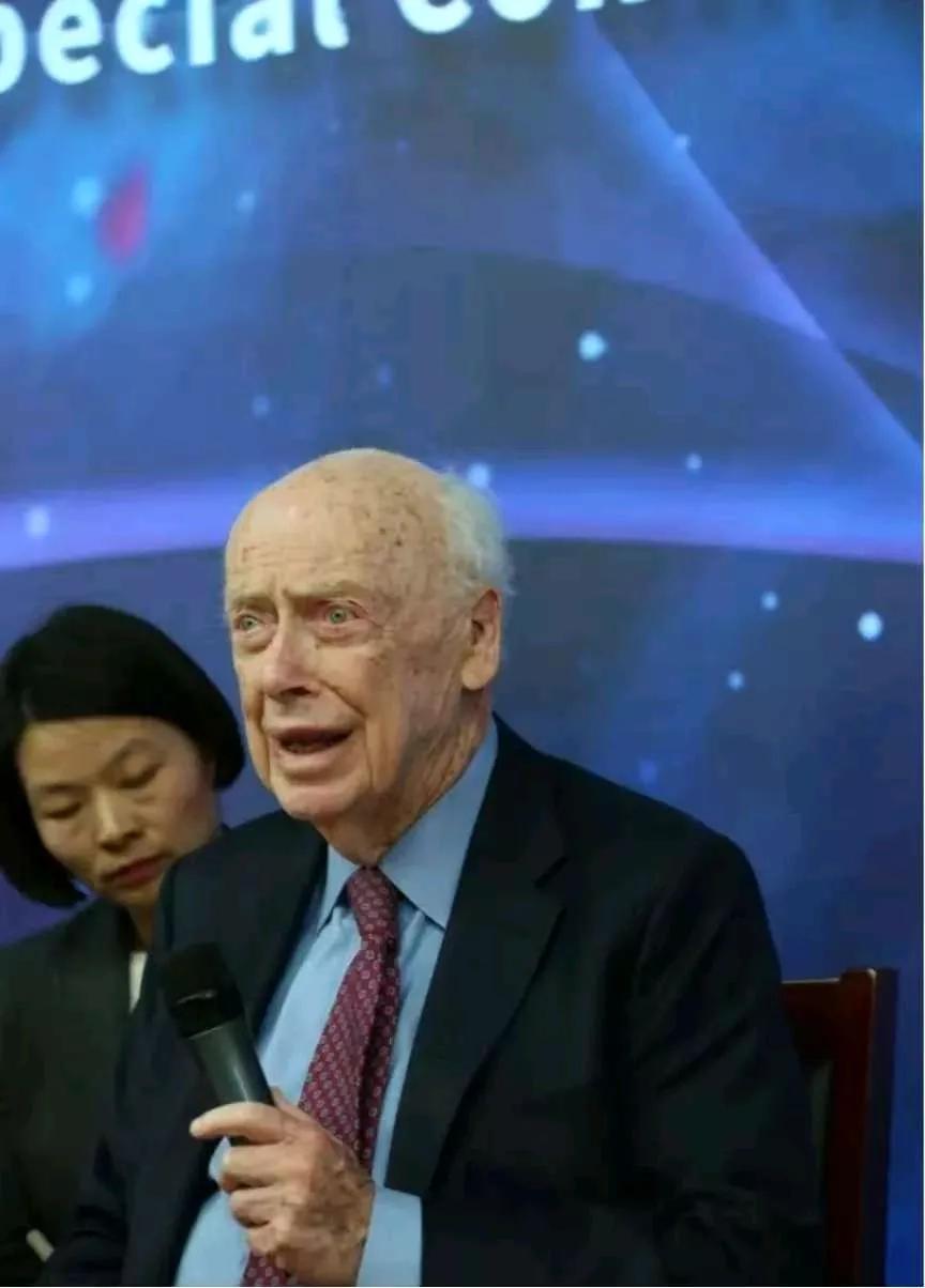 “DNA 之父” 詹姆斯。沃森认为，根据 DNA 结构显示，黑人是未进化人种，智
