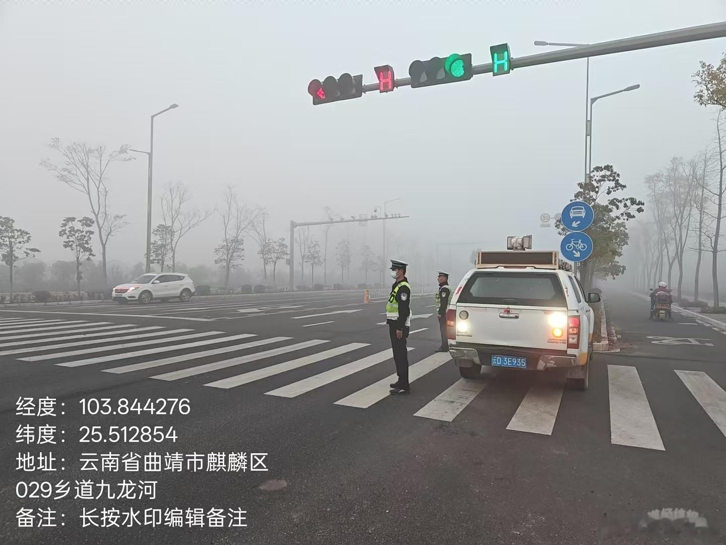 大雾寒风中交警的身影，既是一份职业坚守，更是我们老百姓安全放心之所在   