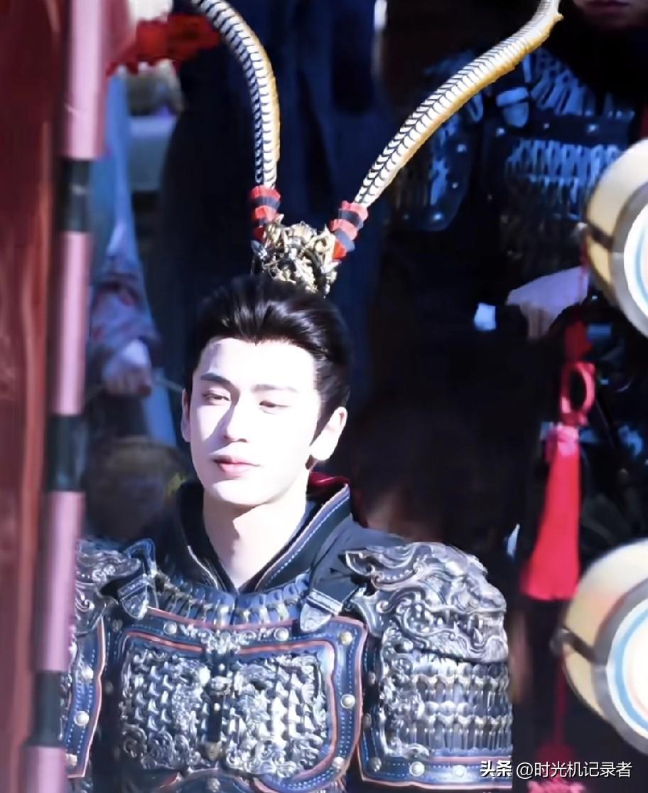 张凌赫这造型好像孙悟空，他头上那两根须须非得戴嘛？要不是这张帅气的脸撑着！
《逐