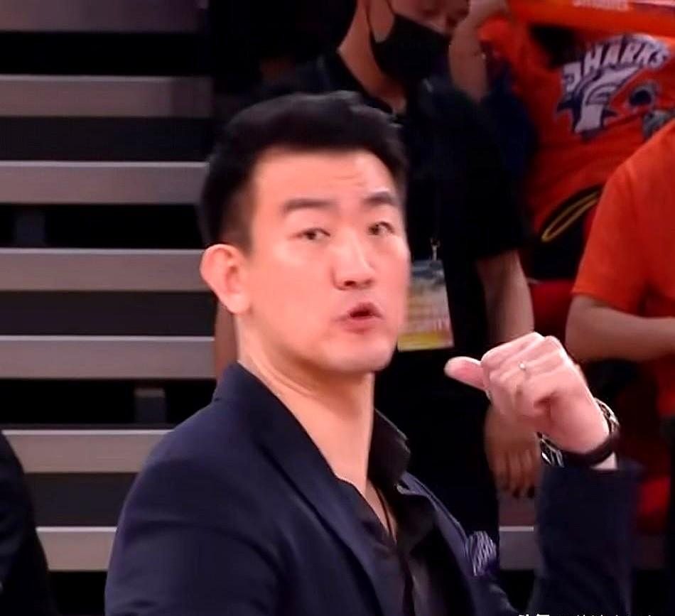 王博G5临场四大具体指挥失误，一目了然。
他就那么眼睁睁看着布朗被合围到体力透支