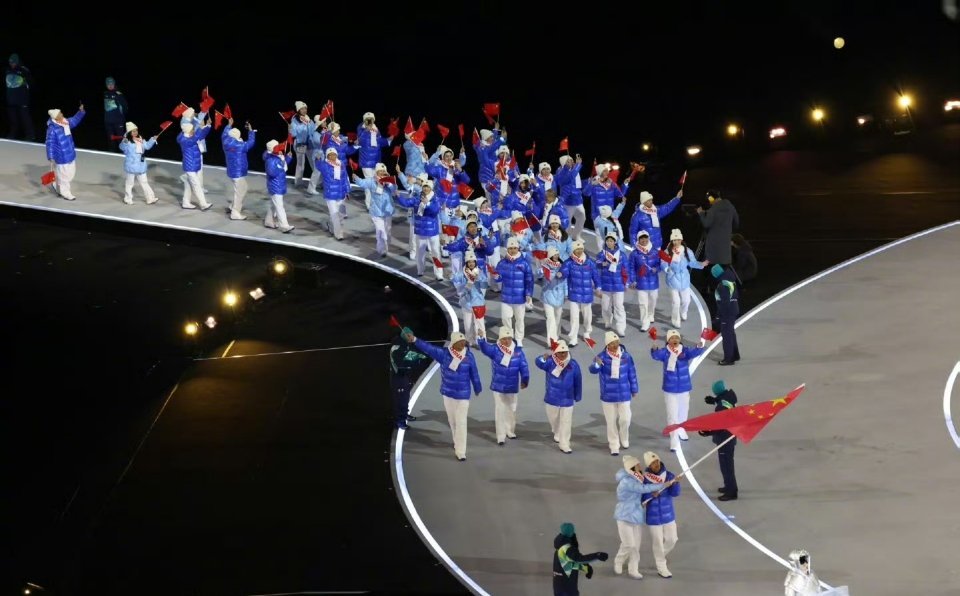 中国队冬奥战袍圈粉外国网友开幕式的这蓝色外套很亮眼 