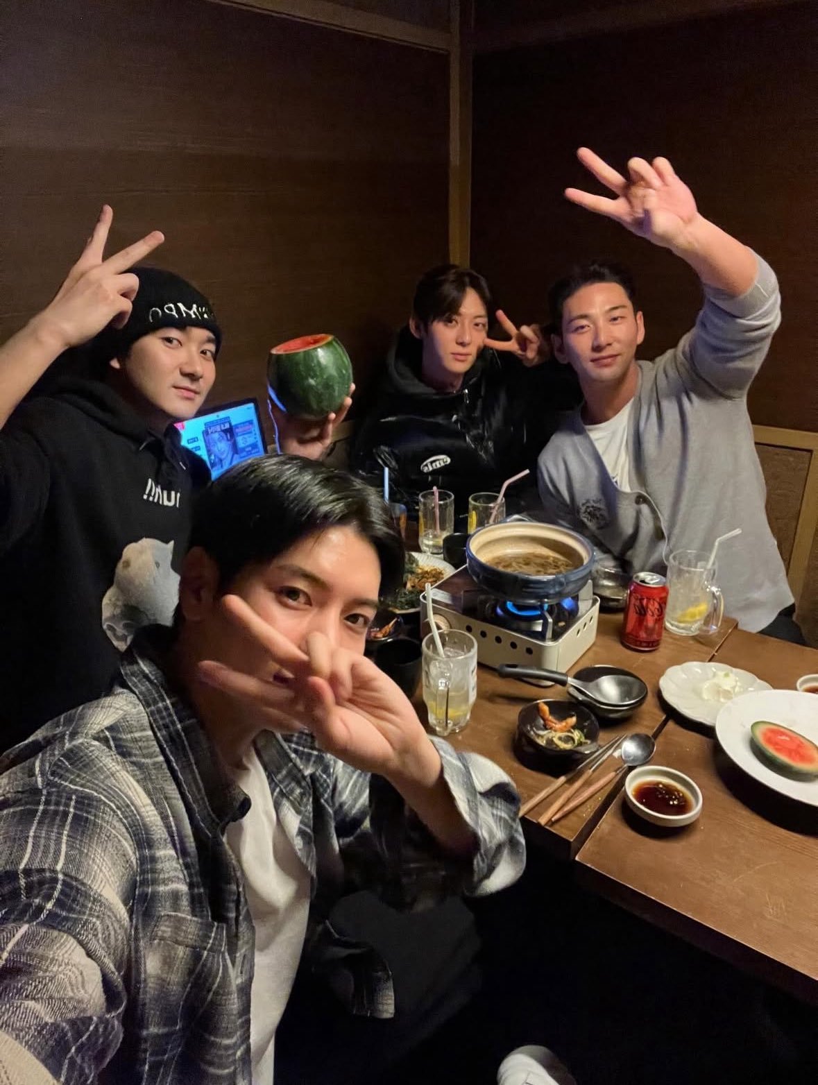 成员们一起过了圣诞的NU'EST 