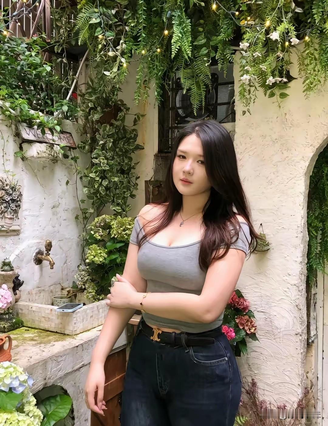 在绿意盎然的庭院中，感受自然与时尚的完美融合。