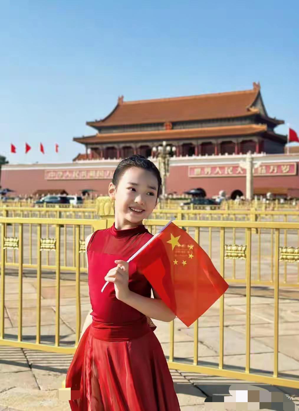 小酒窝国庆节在北京天安门前拍的照片简直太美了，很好的遗传了爸妈的基因。

近日随