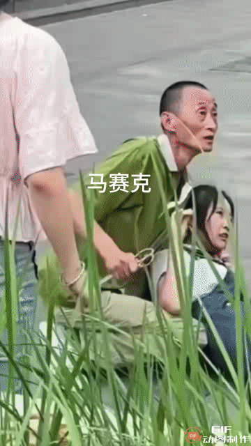 见义勇为存在风险，见义不为枉活人间。

就在猥琐男手持剪刀，挟持人质意欲行凶之际