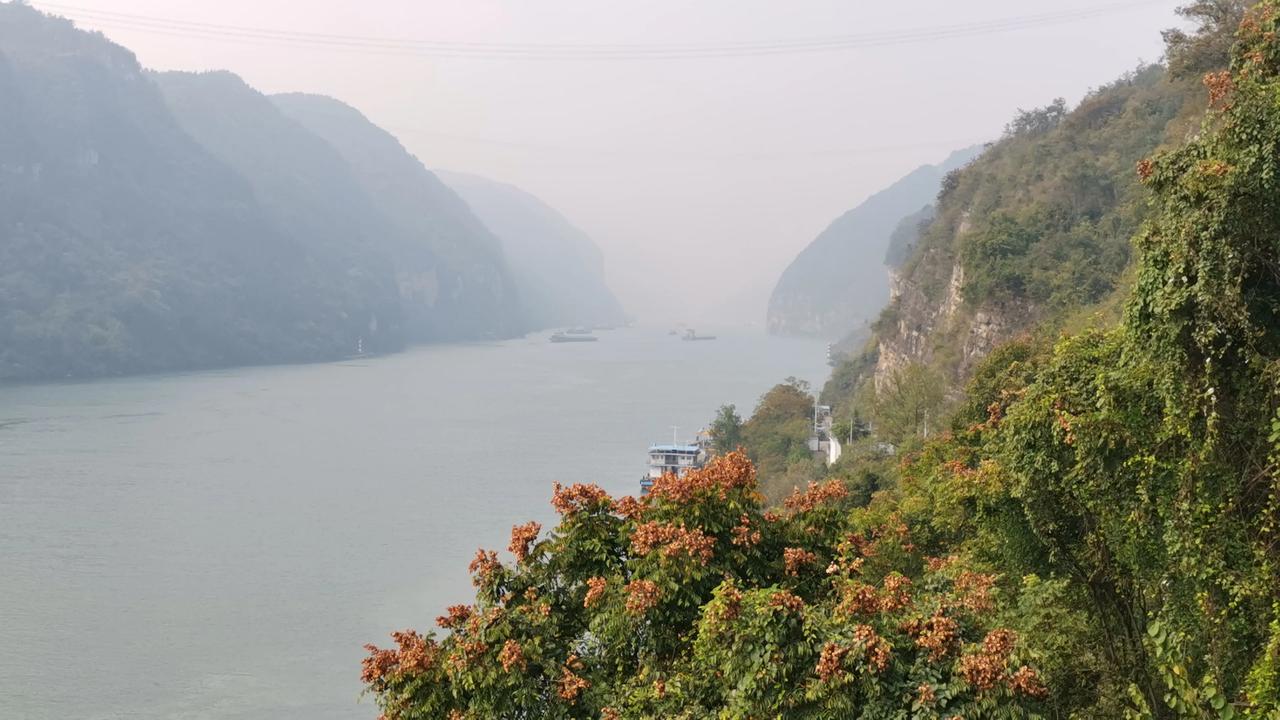 到宜昌了。过葛洲坝去三峡大坝。途经西陵峡。（至武汉西进去岳阳，环洞庭湖，环南湖，