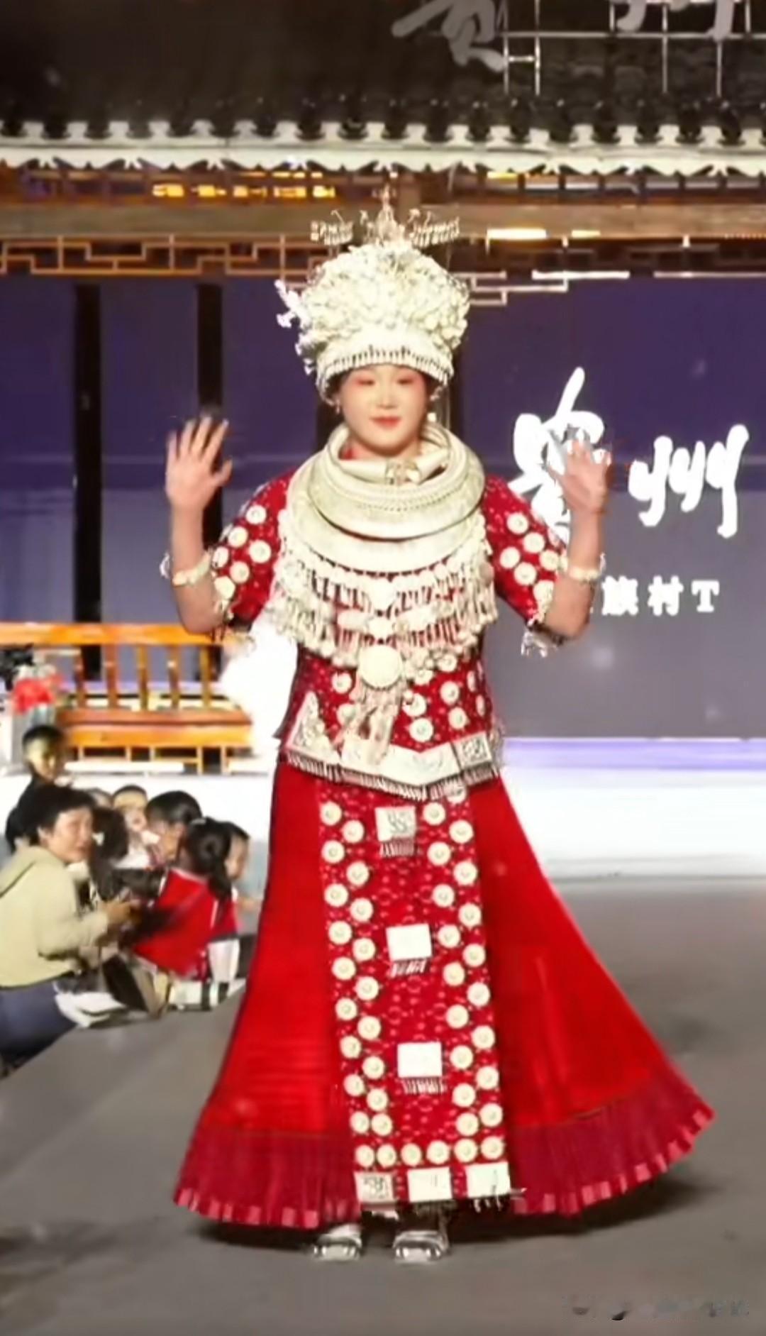 张家齐一张机票直奔凯里，她沉浸式感受到原汁原味的苗侗风情！
张家走到哪里都能融入