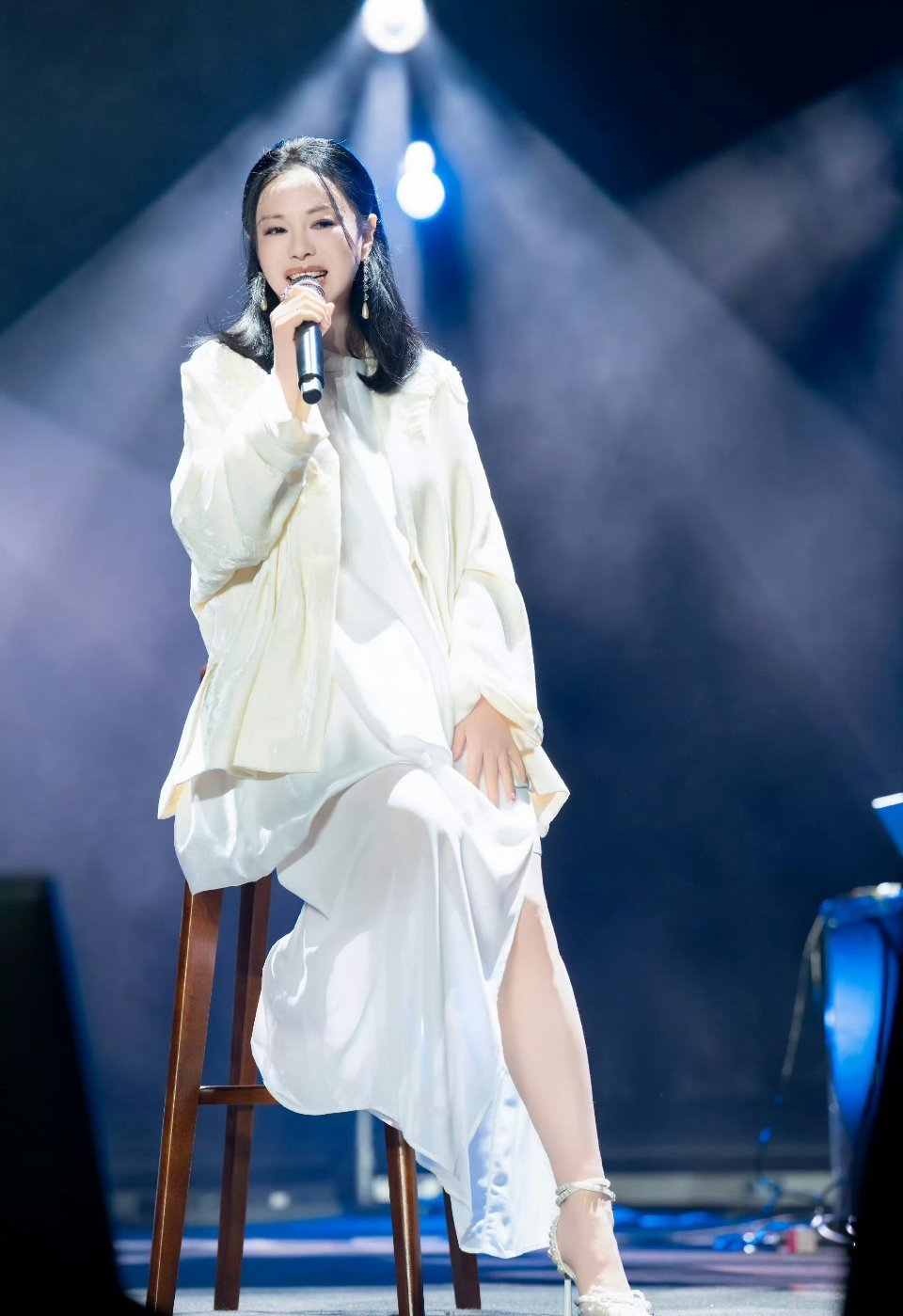 黄绮珊首登歌手演出服十年没丢一件演出服，珍藏十年舞台岁月。黄绮珊以歌声沉淀情怀，