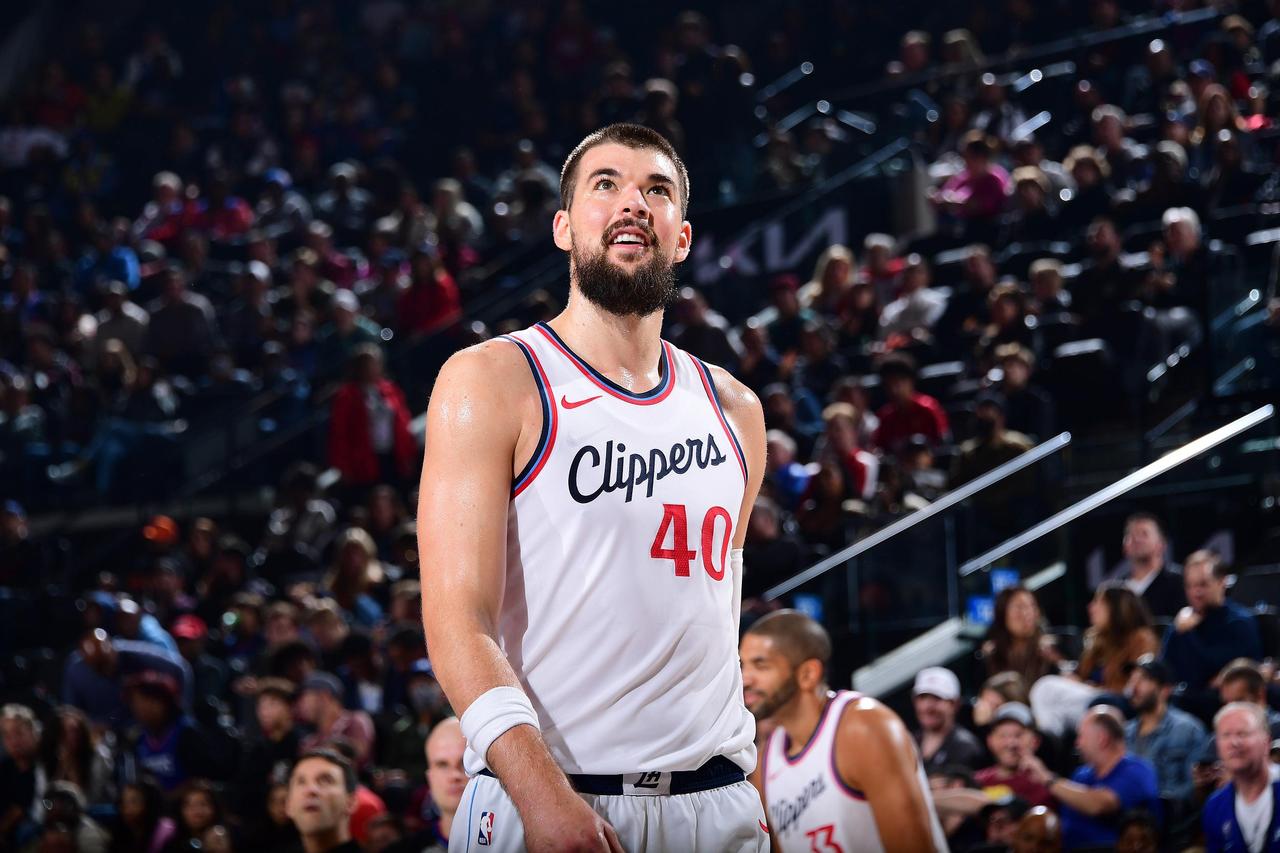 祖巴茨，联盟前三中锋？太扯了，看球的都能看出来祖巴茨不行，一没有投篮，二没有防守