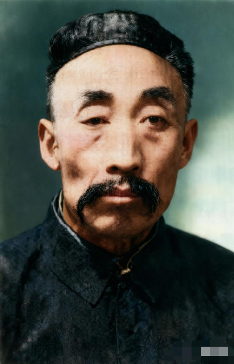 他是中国最伟大人物的父亲，可他不知道他，儿子对国家和民族的伟大贡献，而被全中国人