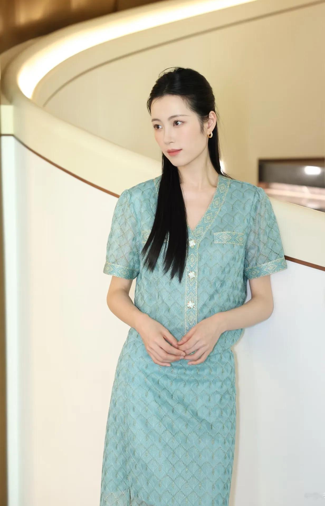 夏天来的很快，裙子舞起来