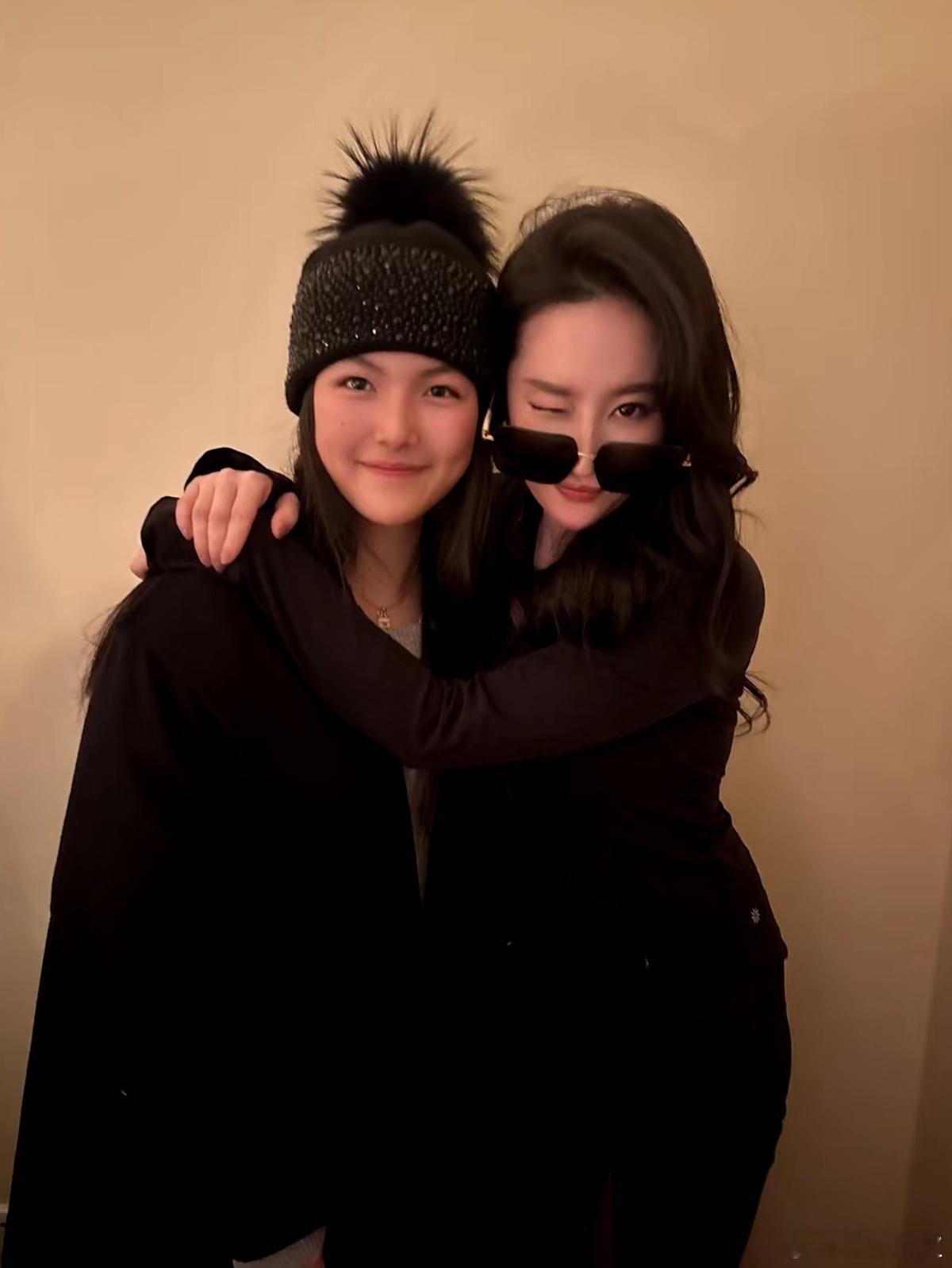 王诗龄和刘亦菲李现合照  王诗龄和刘亦菲李现合照，想魂穿王诗龄啊啊啊[泪][泪]