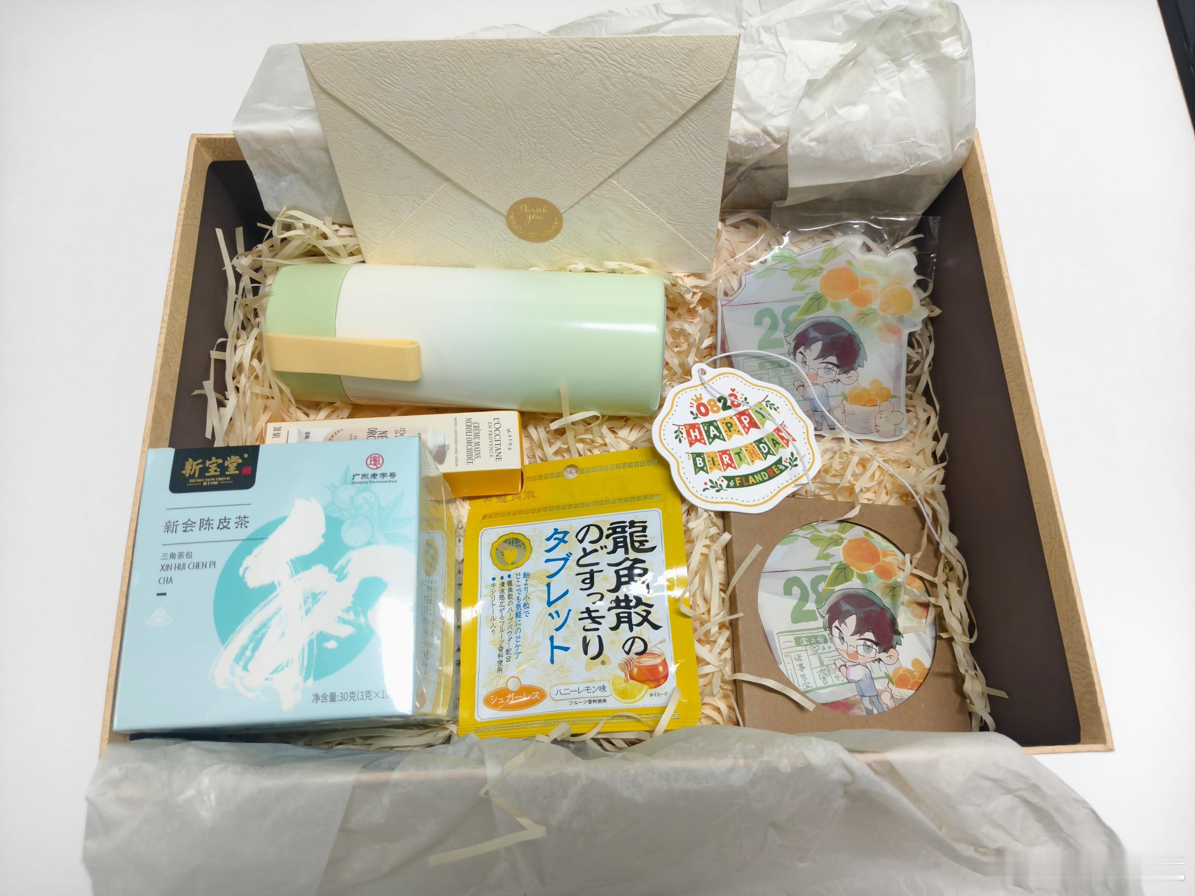 Flandre生日之际，其粉丝向媒体赠送精心筹备的礼盒。盒内含新会陈皮茶、龙角散