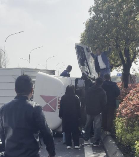 4月1日临杭大道货车侧翻、液体渗漏，危急时刻他不顾危险冲上前，攀爬摔倒再起身，联