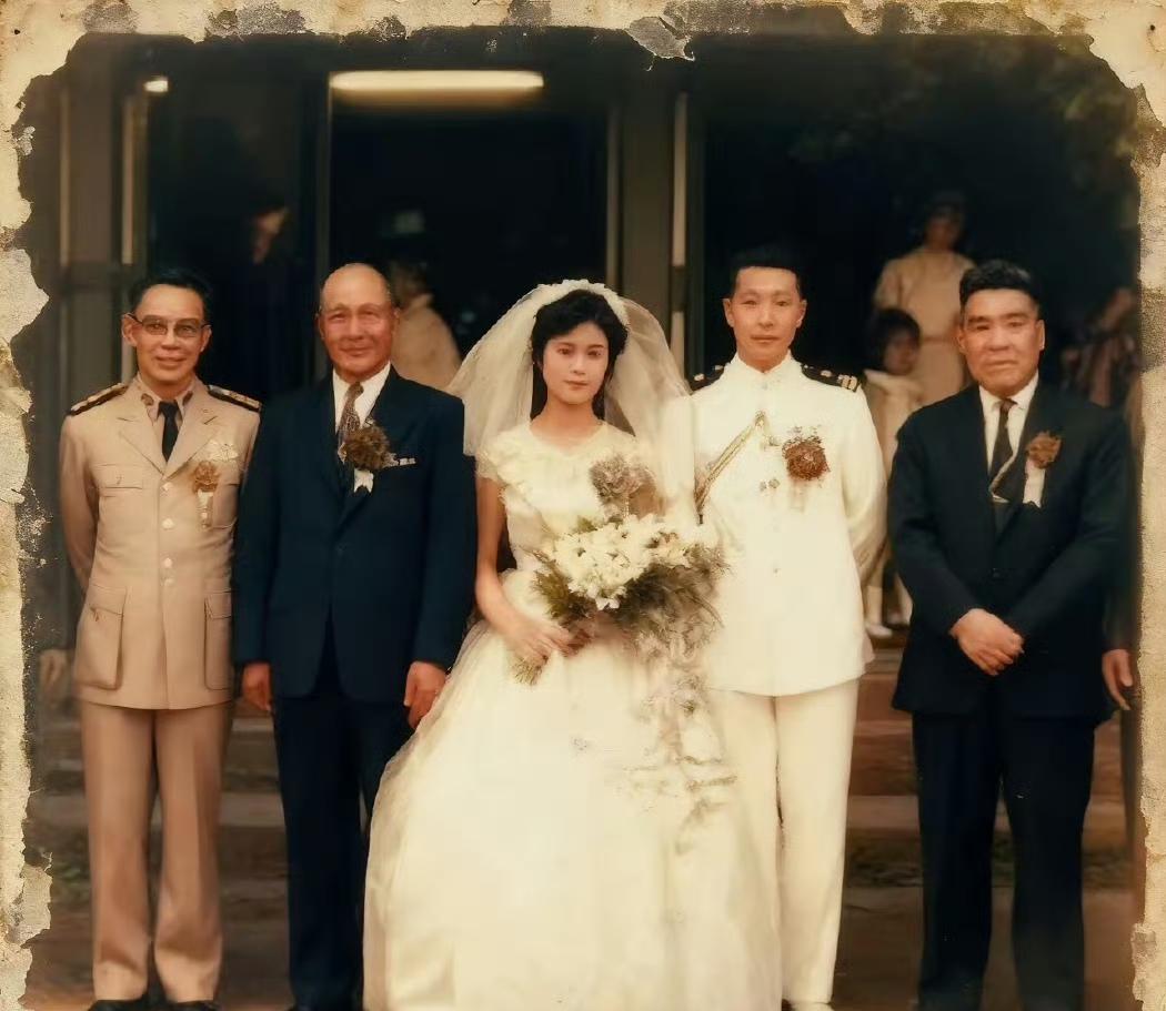 何应钦（左2），王叔铭（右1，国民党前空军总司令）在刘咏尧儿子的婚礼上合影。这对