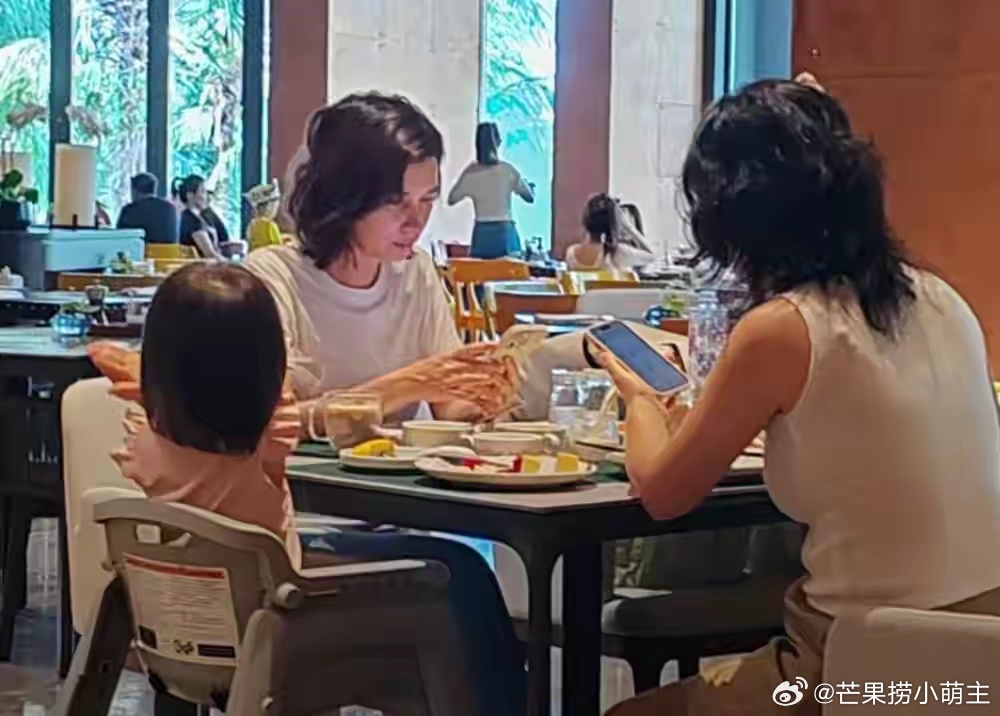 偶遇卢靖姗带女儿吃早餐卢靖姗带女儿吃早餐 偶遇卢靖姗带女儿吃早餐，女儿背影乖巧可