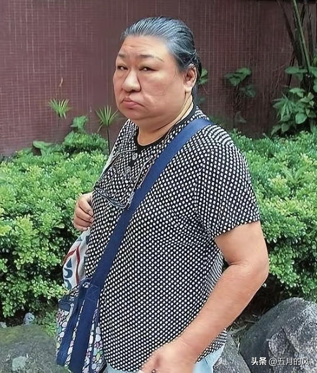 谁能想到，这位看似彪悍的普通妇女，其实是刘德华的亲姐姐，名叫刘添月。这基因开了多