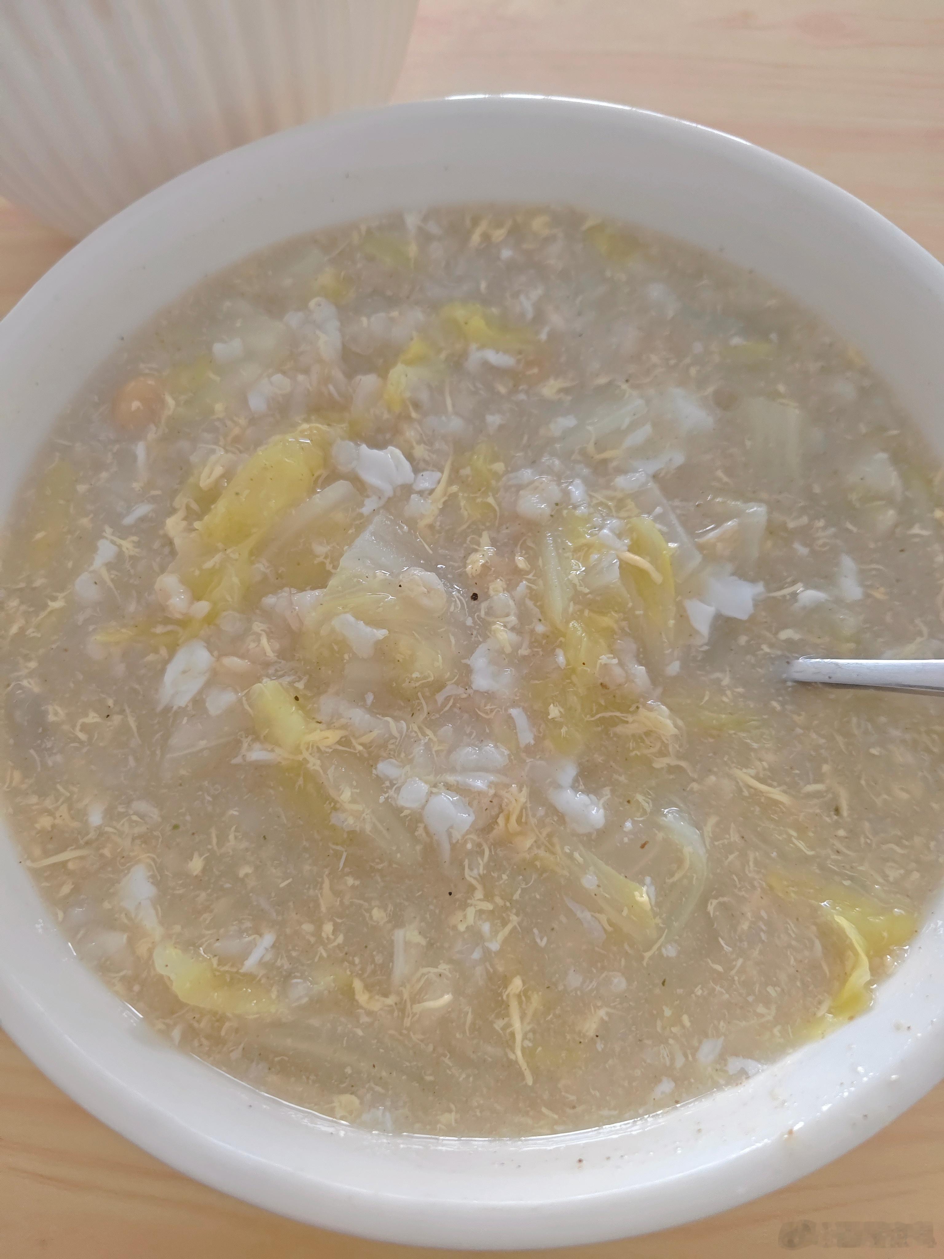 元宵节你们吃啥？俺吃昨天剩下的米饭 加鹰嘴豆 鸡蛋 白菜 燕麦 熬成的糊糊汤吃完