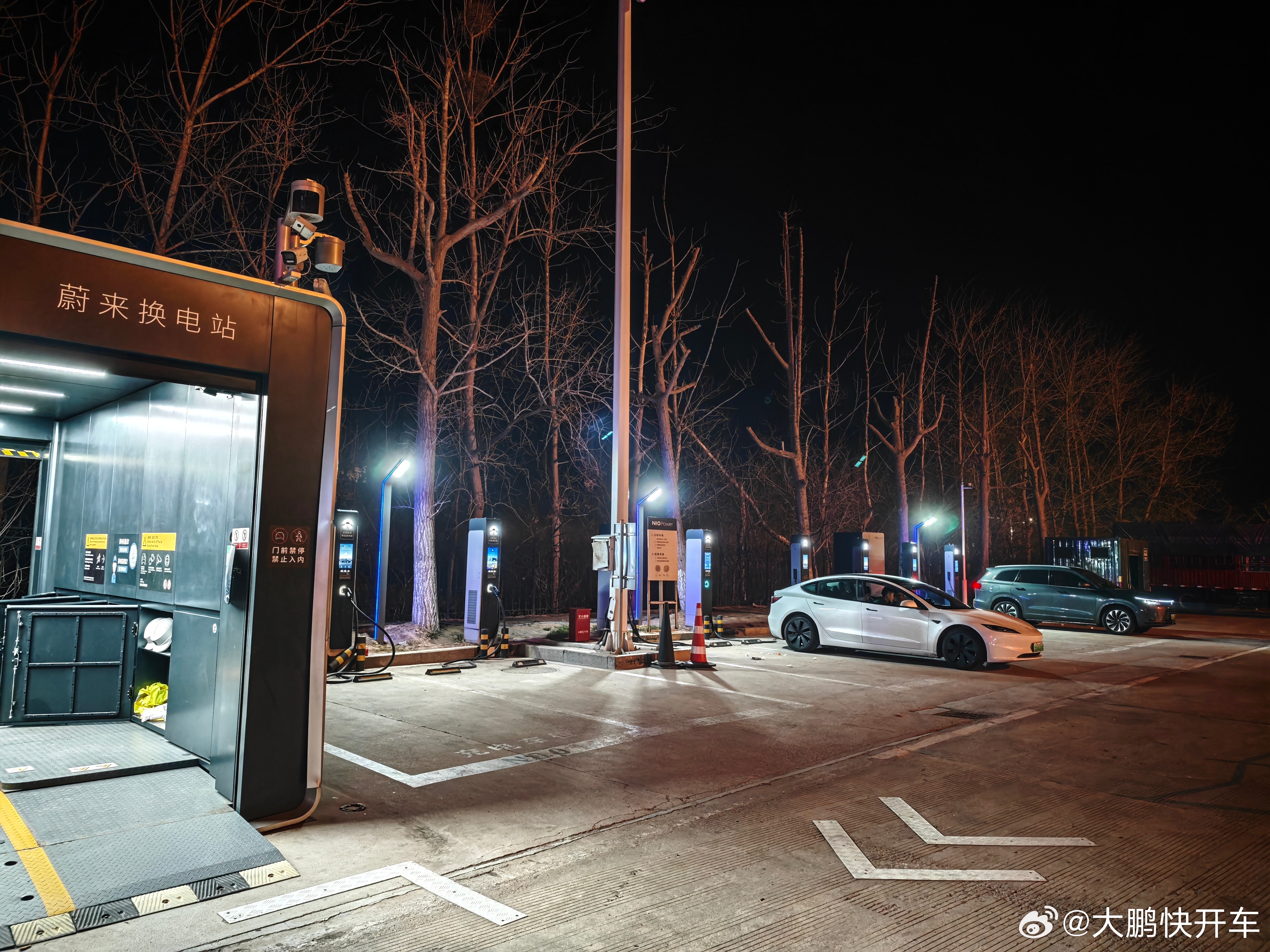 蔚来是给这个服务区施了什么魔法吗？为什么这么多桩？我数了一下，居然有 9 根！ 