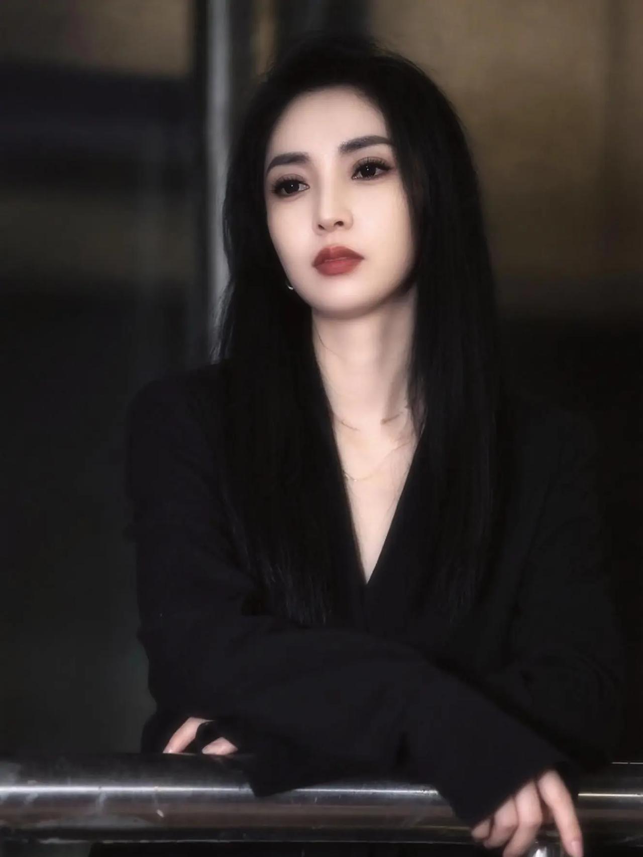 生活，一半是回忆，一半是继续。忘不掉的是回忆，继续的是生活，错过的，就当是路过