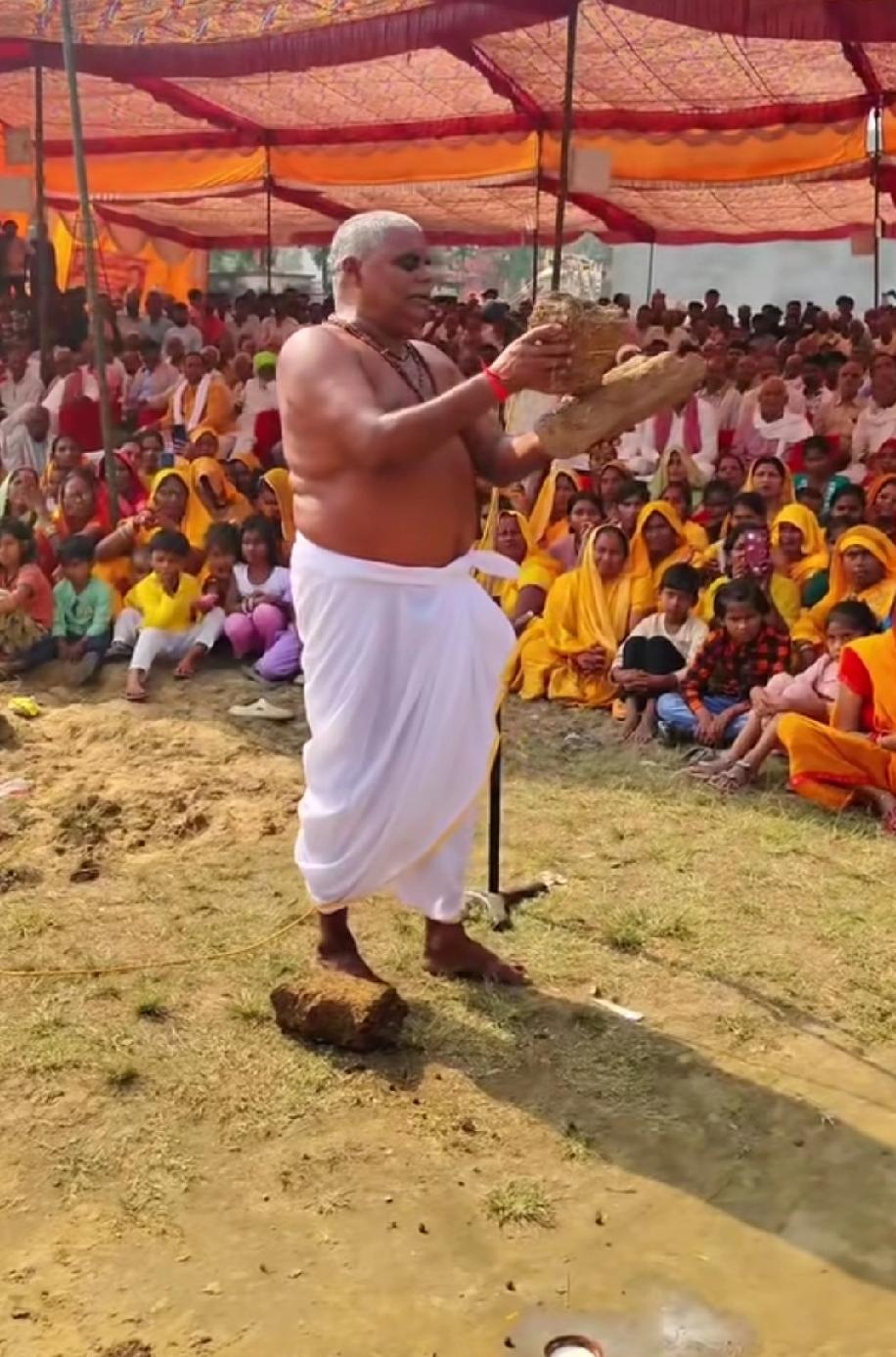 印度人又整活了，印度高僧手拿牛粪，用意念当场将牛粪自燃，厉害。
