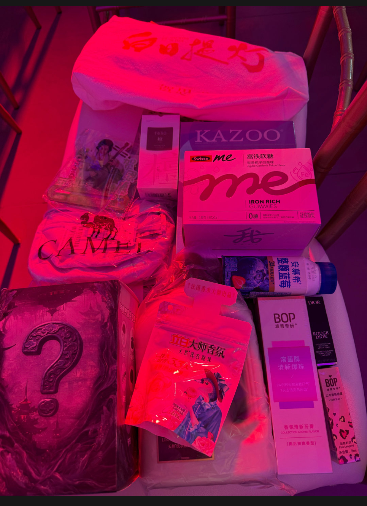 迪丽热巴《白日提灯》追剧团伴手礼，好丰厚的礼包啊，衣食住行都包全了，迪丽热巴每次