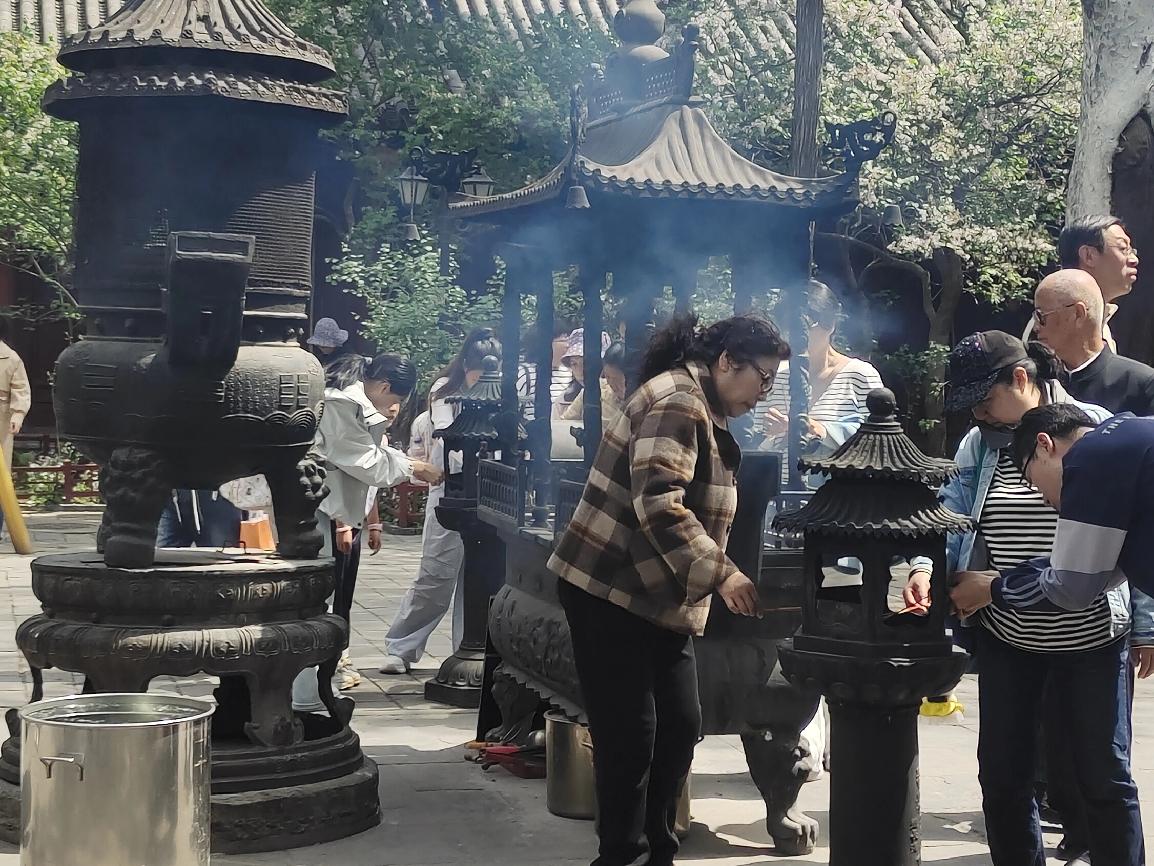 今天特意去了趟法源寺，真没白来，一进院子心情瞬间就静下来了。
 
没有喧闹的人挤