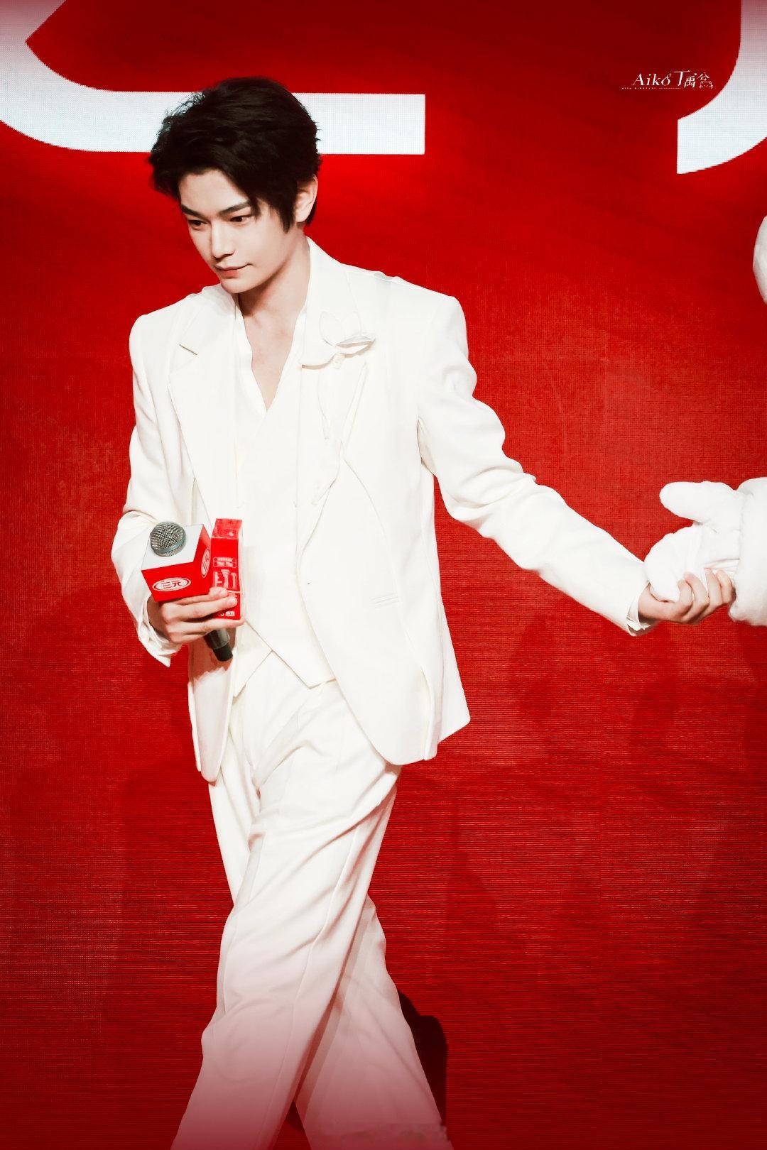 丁禹兮一直都是这样暖心照顾他人啦！他真的是太棒了呀！丁禹兮今天活动又在扶人下台阶