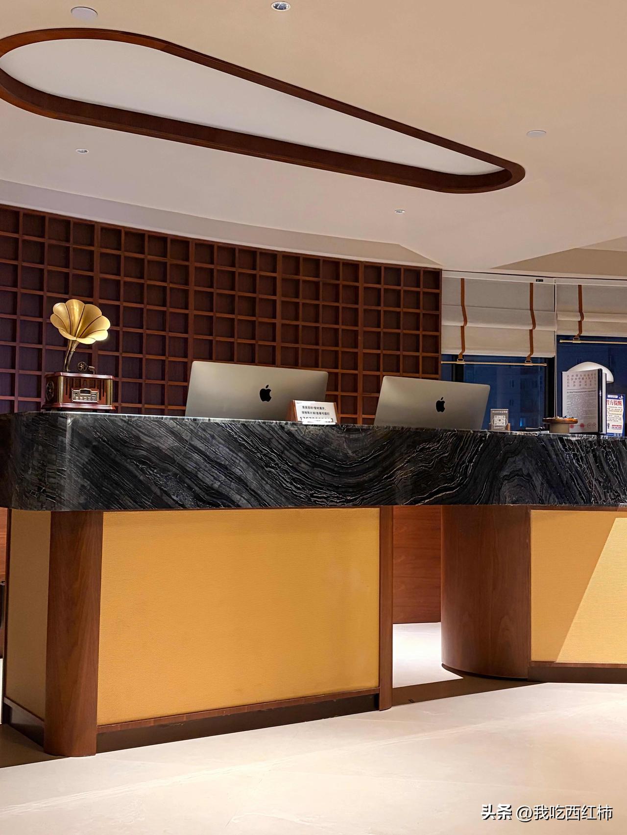 怪事 凌晨到酒店发现我订的房间被入住了
事情是这样的…
出去玩订了同一家酒店连住