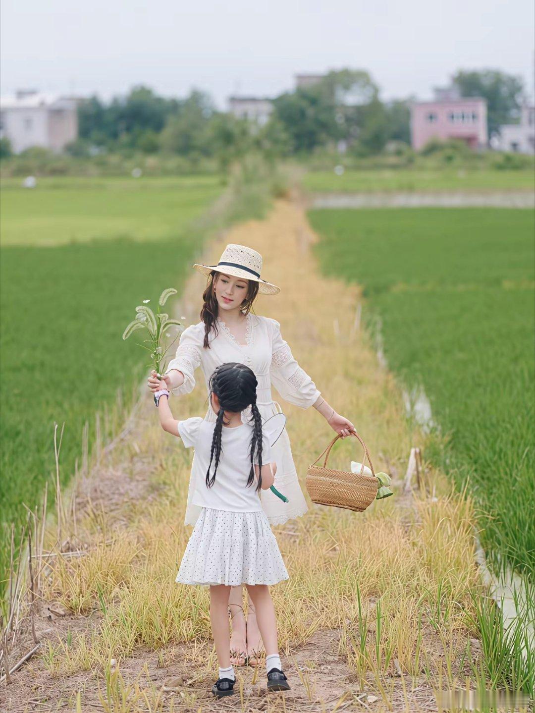 方媛回老家安徽，在儿时乡间的田野上，和两个女儿合影！不得不说，拍出来的效果，真的